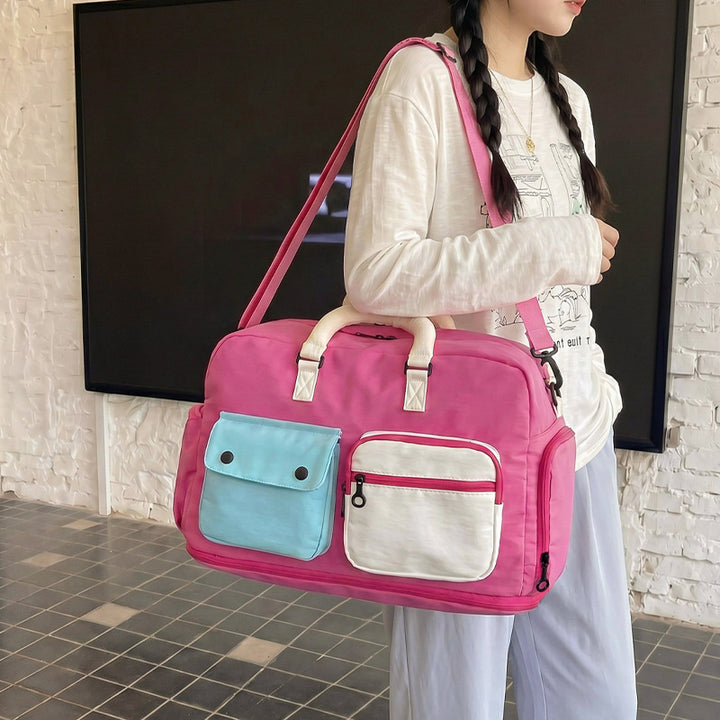 Sporty travel bag with multiple pockets and adjustable shoulder strap Bowlift