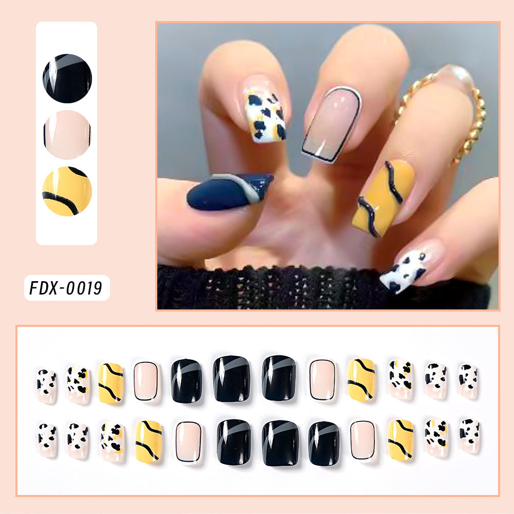 Decorative Nail Art Press-On Set Bowlift