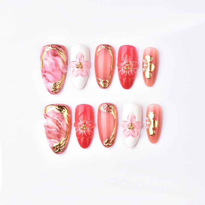 Artful nail tips with a floral touch Bowlift