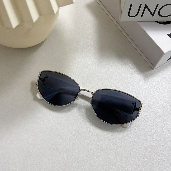 Fashionable Cat-Eye Sunglasses with Golden Frame Bowlift