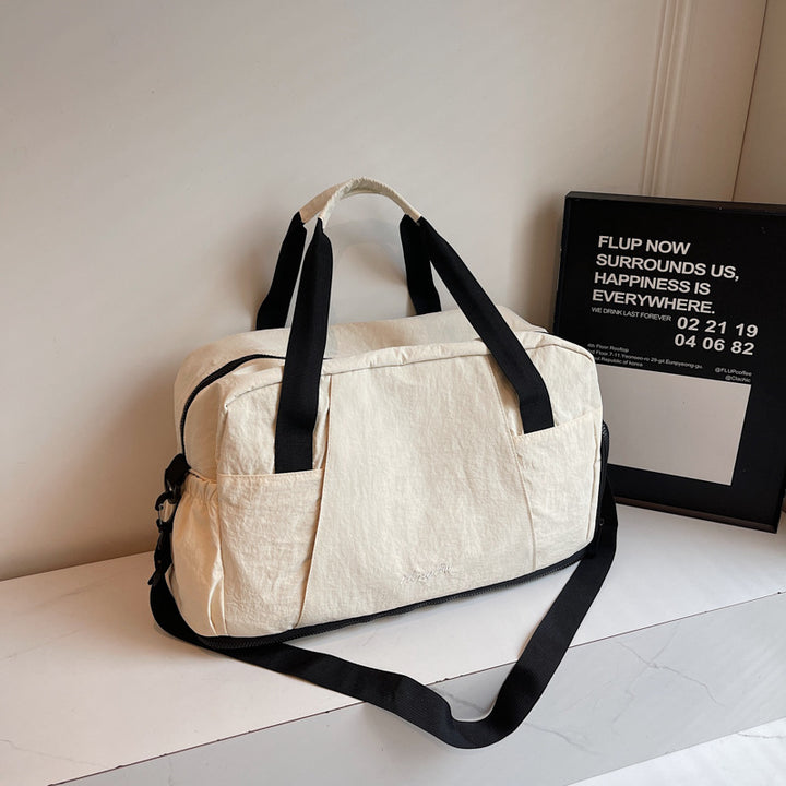 Sporty travel bag with innovative storage Bowlift