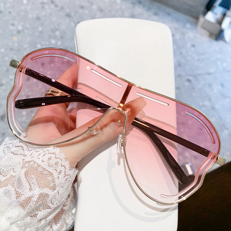 Women’s Sporty Oversized Sunglasses in Unique Design Bowlift