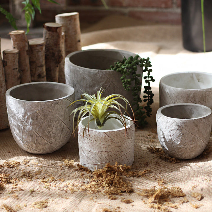 Decorative plant container made of handmade ceramic with leaf pattern Bowlift