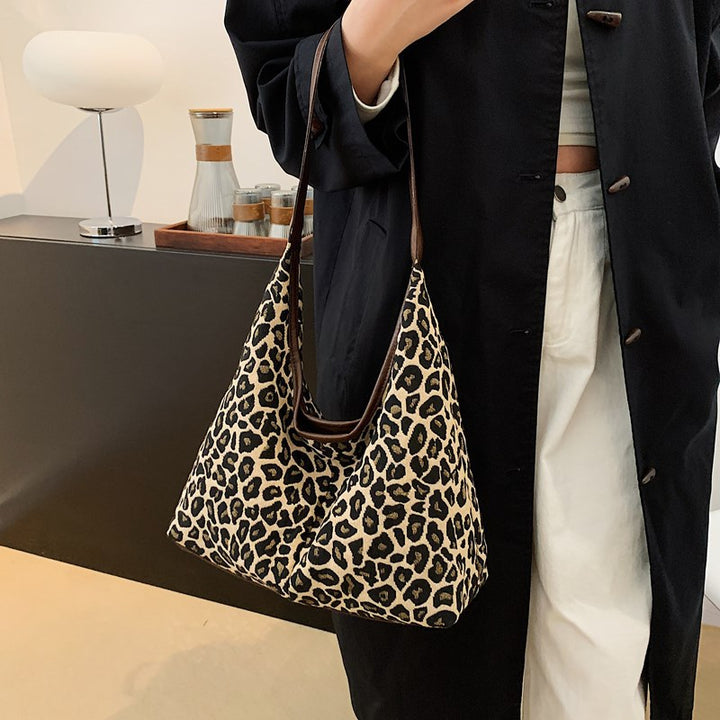 Stylish Leopard Print Hobo Bag Bowlift