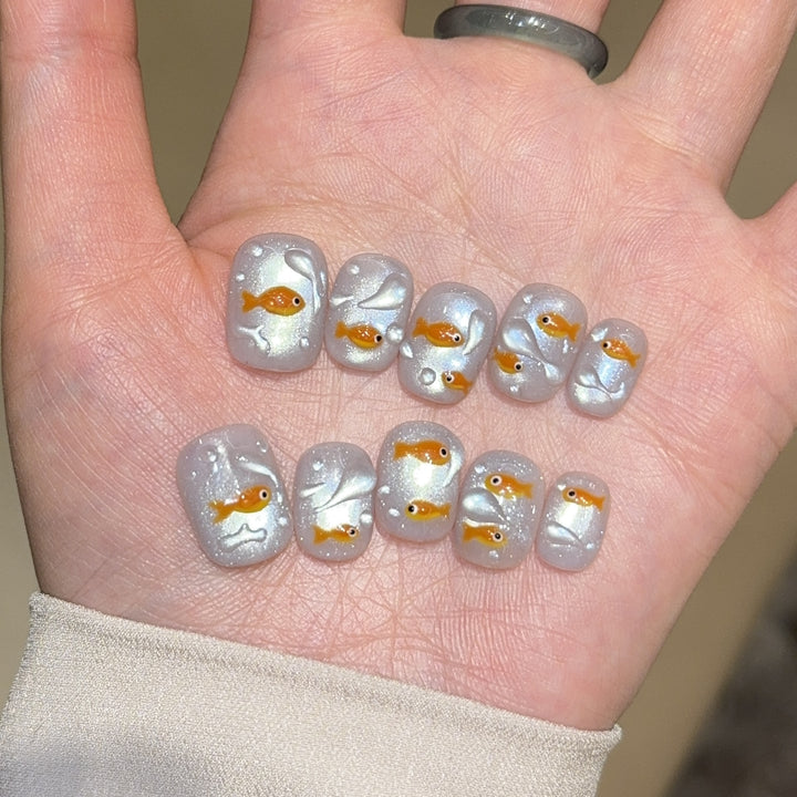 Artificial nails with goldfish design Bowlift