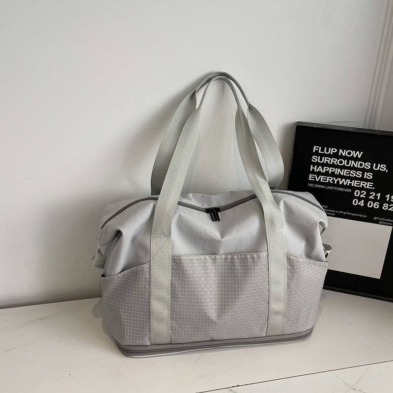 Multifunctional sports and travel bag with innovative compartment arrangement Bowlift