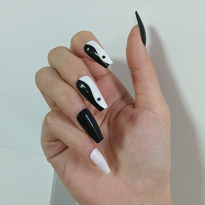 Artificial nails with Yin-Yang design Bowlift