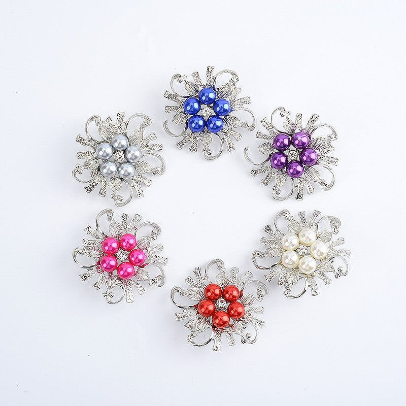 Glamorous brooch with pearl set Bowlift