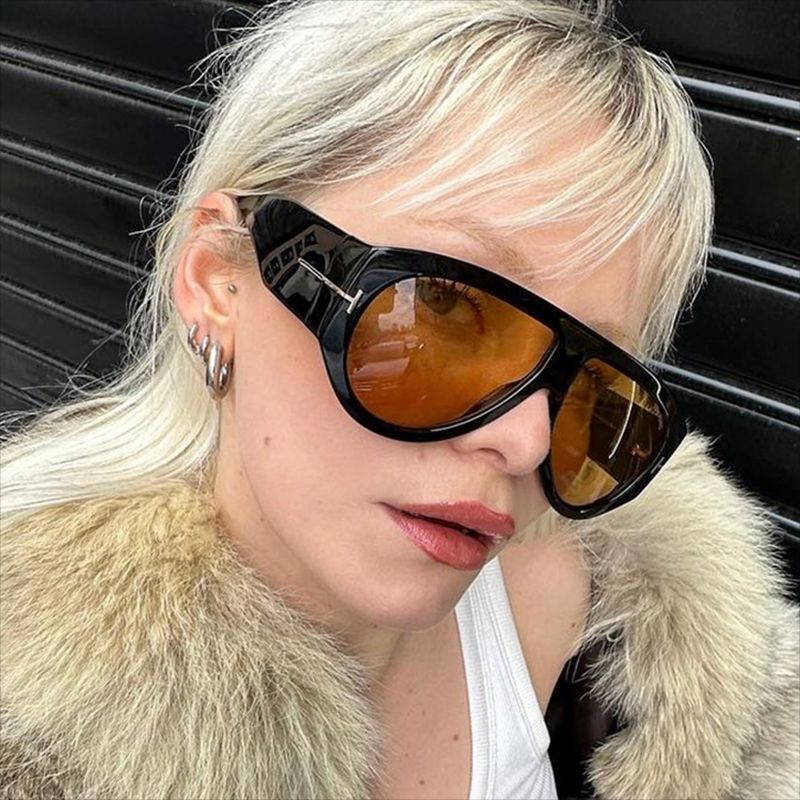 Ladies elegant sunglasses in striking design Bowlift