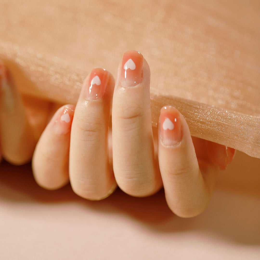 Artificial nail design with heart motif Bowlift