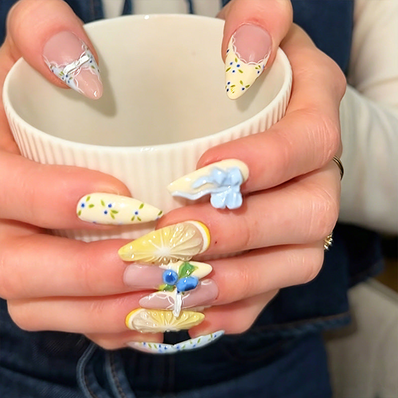 Artificial nails with playful floral design Bowlift
