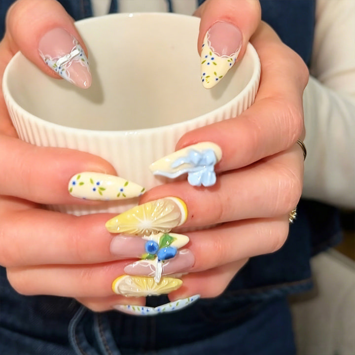 Artificial nails with playful floral design Bowlift