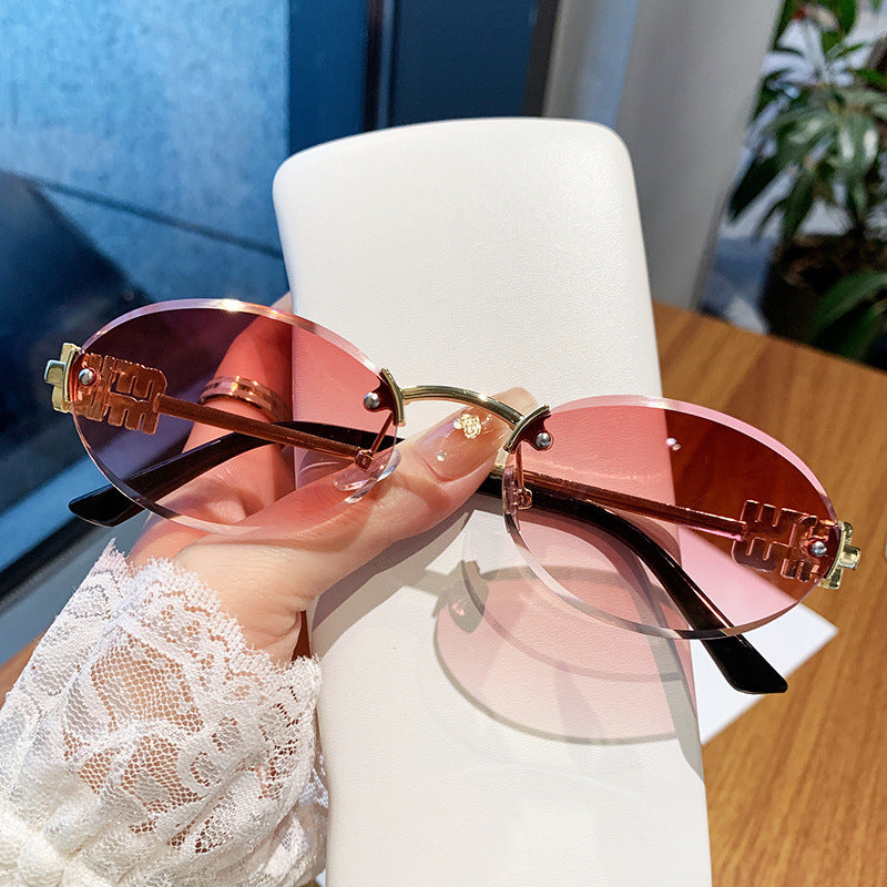 Ladies fashionable sunglasses in elegant oval design Bowlift