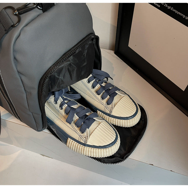 Sporty travel bag with reinforced zipper and side pocket Bowlift