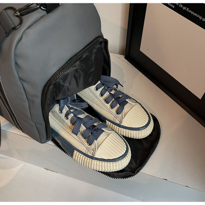 Sporty travel bag with reinforced zipper and side pocket Bowlift
