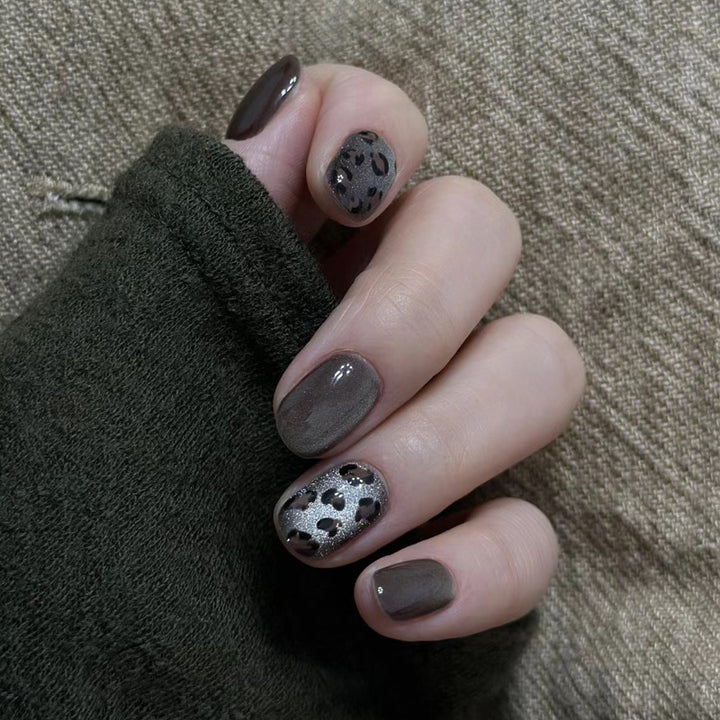 Glamorous Press-On Nail Set with Decorative Gemstone Accents Bowlift