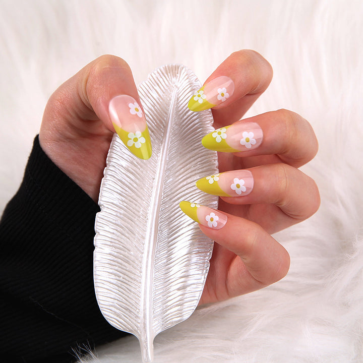 Artistic nails with flower design Bowlift