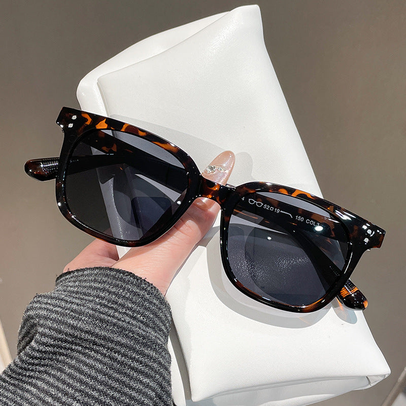 Women's fashionable sunglasses in elegant design with sturdy frame Bowlift