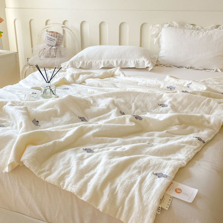 Women lightweight and breathable quilt with delicate floral patterns Bowlift