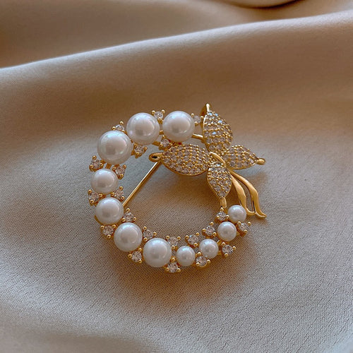 Exquisite pearls and rhinestone brooch Bowlift