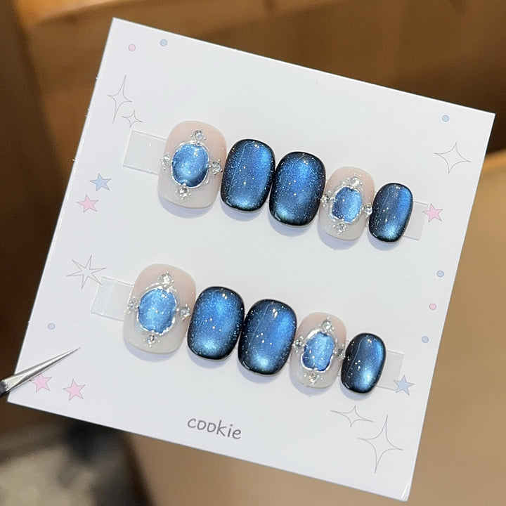 Glamorous artificial nails with shimmering star effect Bowlift