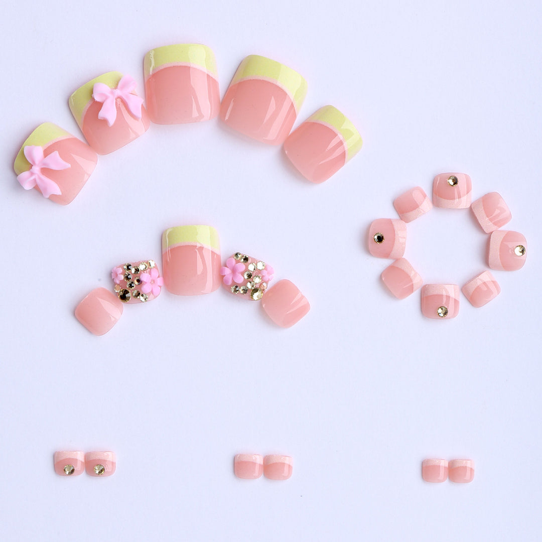 Artful toenails with elegant 3D decorations Bowlift