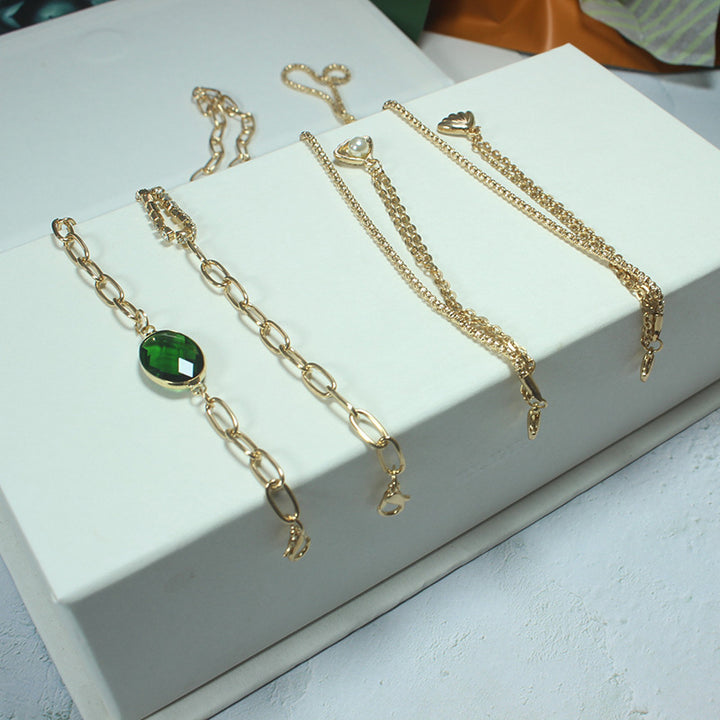 Elegant necklace with green stone and golden accents Bowlift