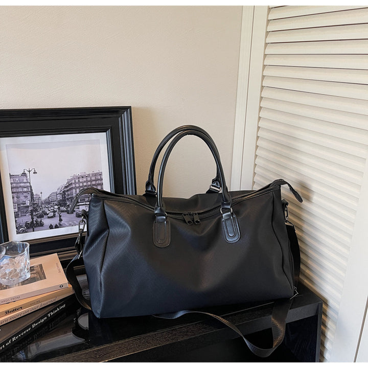 Durable travel bag with versatile interior layout Bowlift