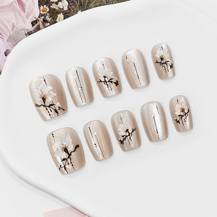Artful and elegant nail tips Bowlift