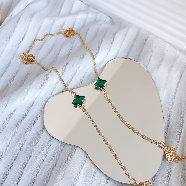 Elegant Necklace with Sparkling Green Stones Bowlift