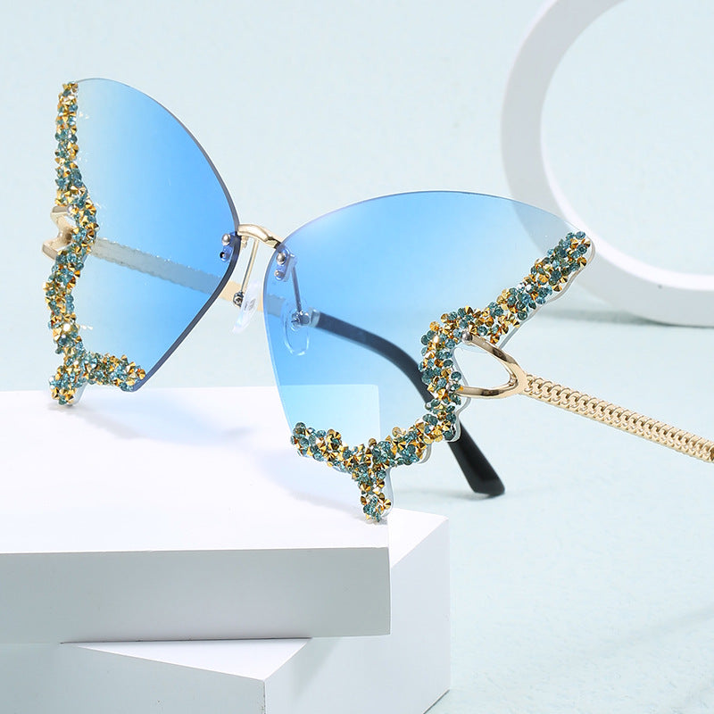 Ladies extravagant Cats Eye sunglasses with sparkling accents Bowlift