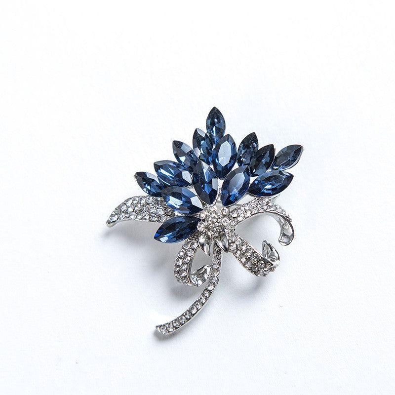 Sparkling brooch with floral design Bowlift