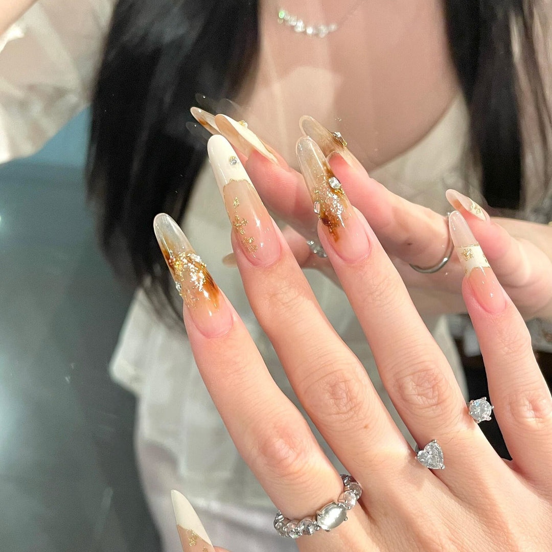 Artificial nails with noble accents Bowlift