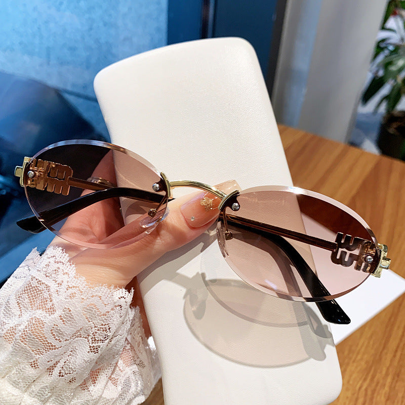 Ladies fashionable sunglasses in elegant oval design Bowlift