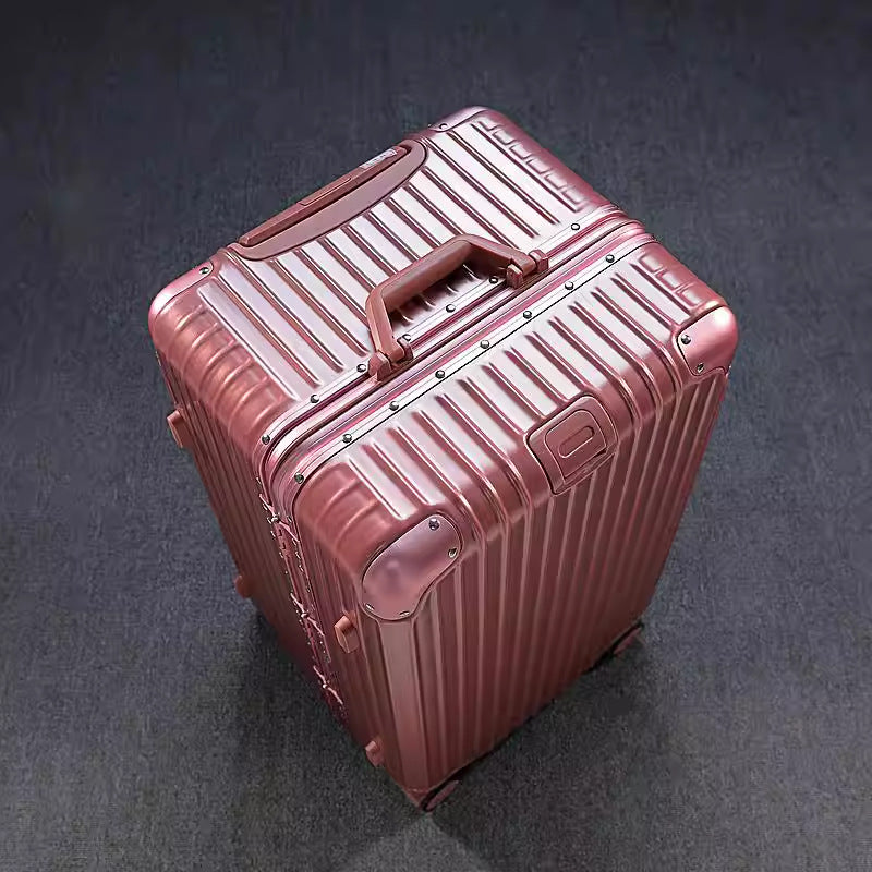 Sturdy Hardshell Spinner Suitcase