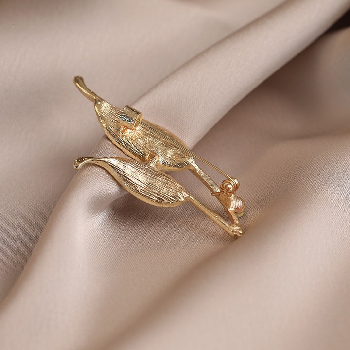 Elegant brooch with leaf shape and crystals Bowlift