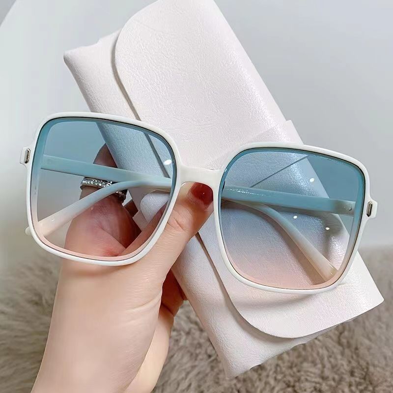 Women's square oversized sunglasses with integrated UV protection Bowlift
