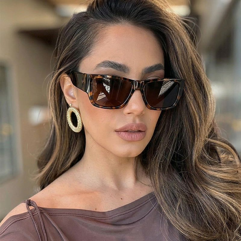 Women trendy sunglasses in minimalist design Bowlift
