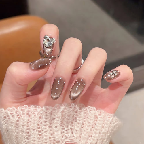 Elegant Press-On Nail Art Set with Distinctive Metallic Accents Bowlift