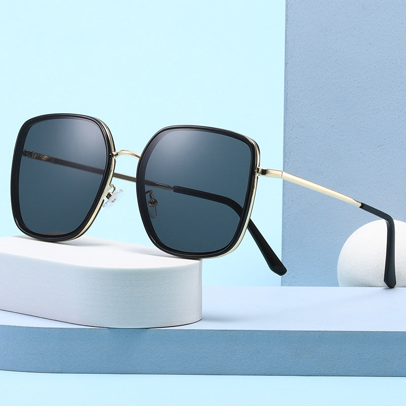 Ladies square sunglasses with luxurious metal frame and UV protection Bowlift