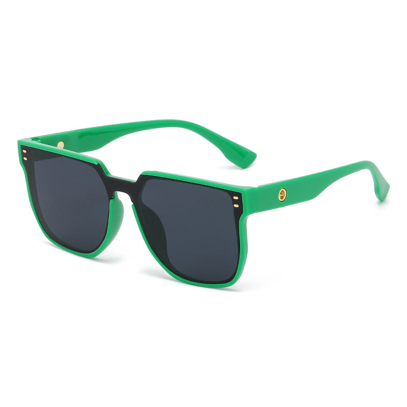 Women Fashionable Oversized Sunglasses with Distinctive Design Bowlift