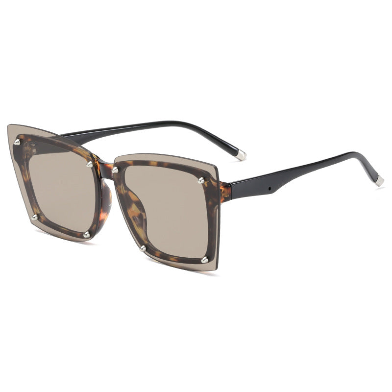 Women's statement sunglasses with stylish square frame and fashionable accents Bowlift