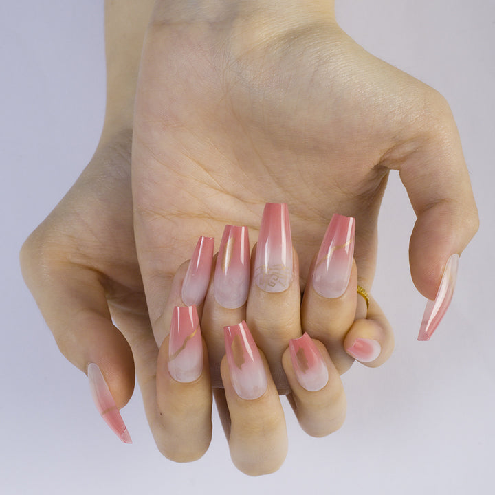 Artificial nails with elegant gradient color and golden accent decoration Bowlift