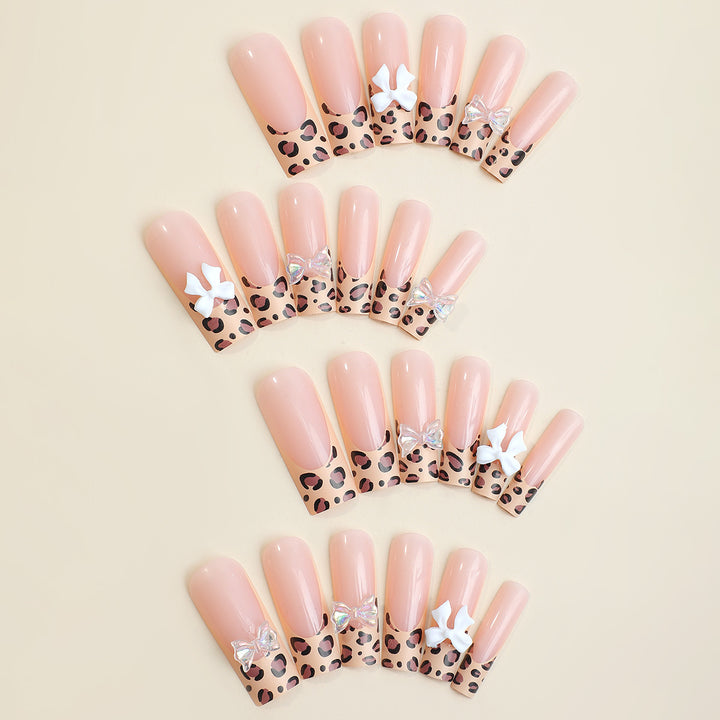 Artificial nail set with elegant crystal applications Bowlift