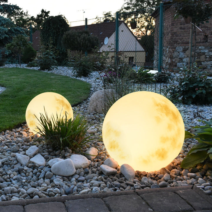 BowLift | Solar-powered garden lamp with moon design