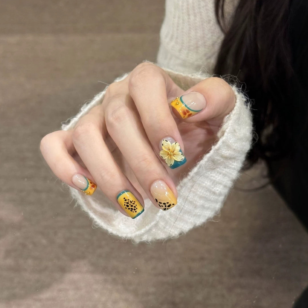 Floral Themed Press-On Nail Art Set Bowlift