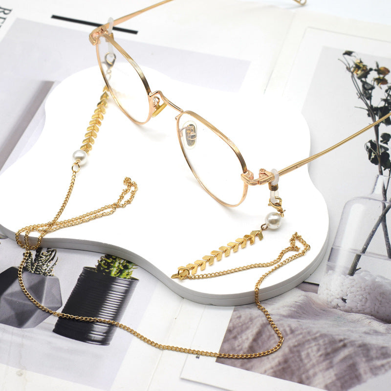 Elegant Pearl-Accented Chain Eyewear Holder Bowlift