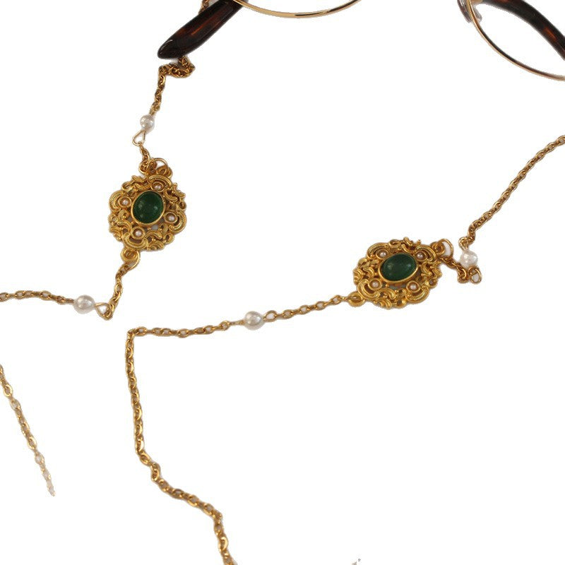 Elegant jewelry display chain with pearls and green stone decoration Bowlift