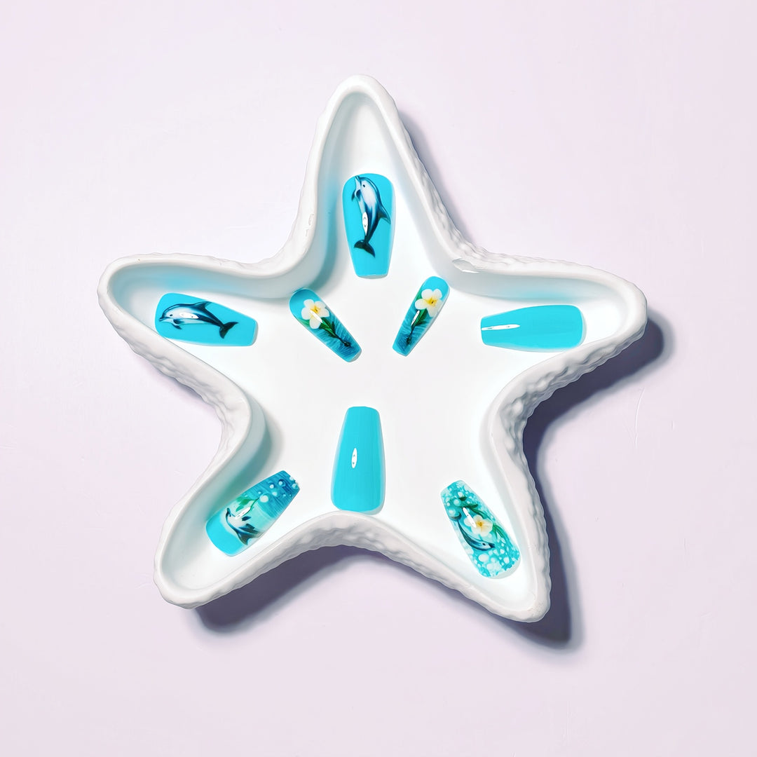 Artificial nails with underwater inspired marine motif Bowlift