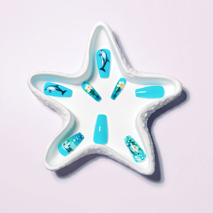 Artificial nails with underwater inspired marine motif Bowlift